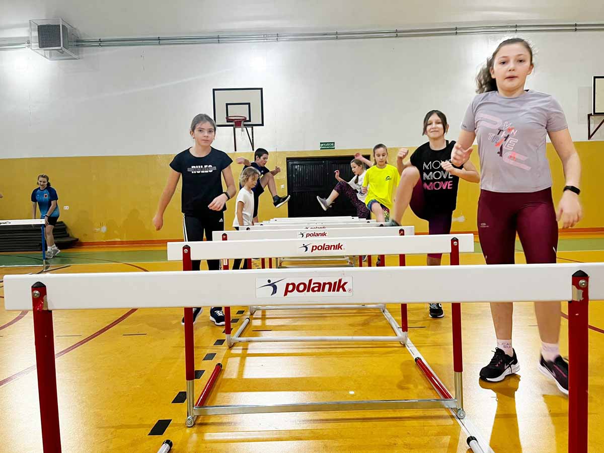 Trening lekkoatletyczny z przeszkodami dla dzieci