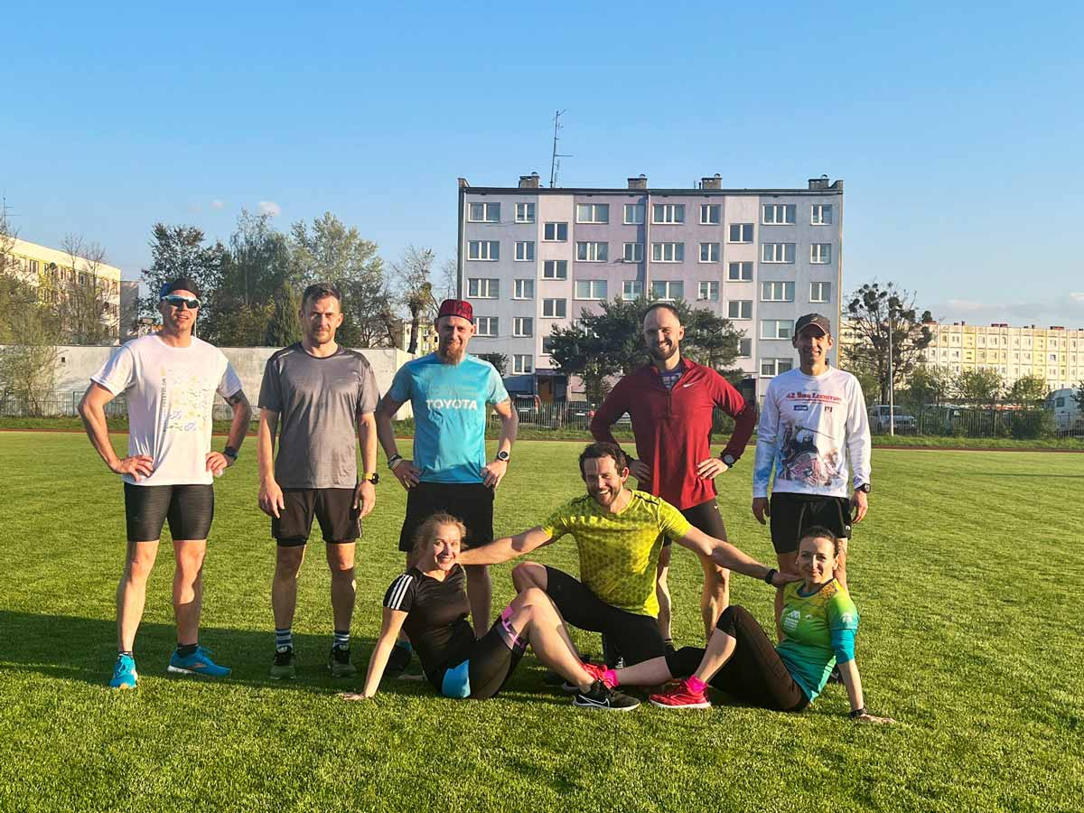 Wspólny trening biegowy na bieżni lekkoatletycznej
