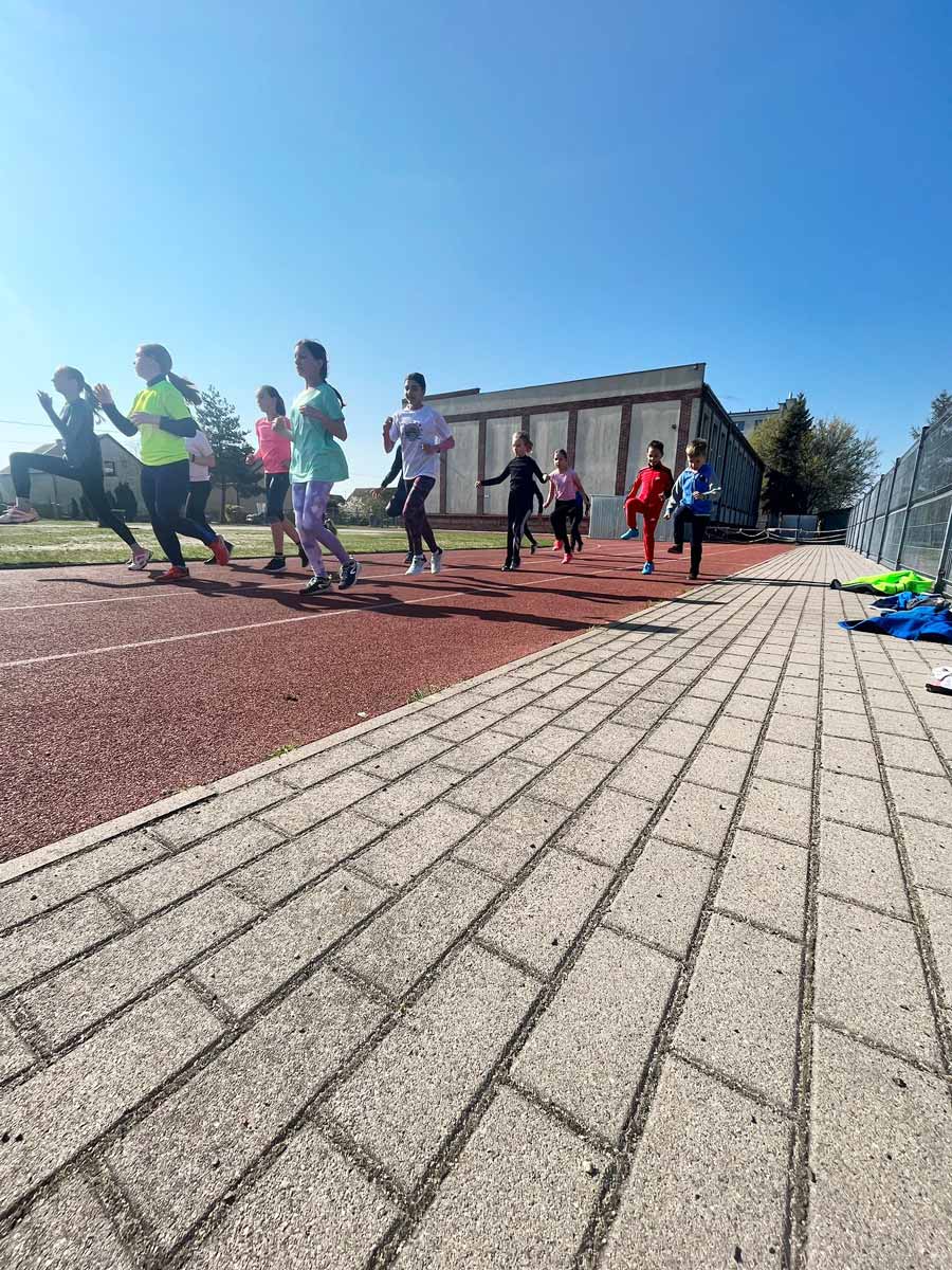 Trening lekkoatletyczny dla dzieci na bieżni w Bystrzycy Oławskiej